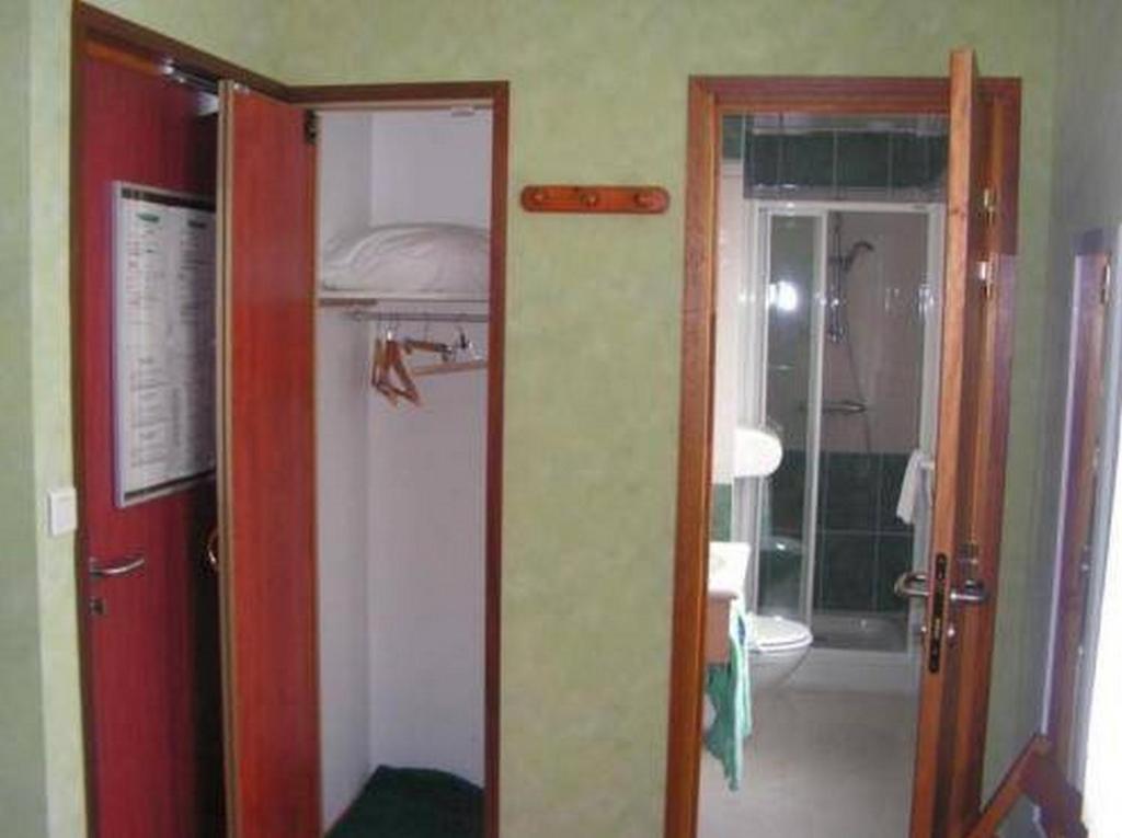 Au P'Tit Quinquin Hotel Le Val-Saint-Pere Room photo