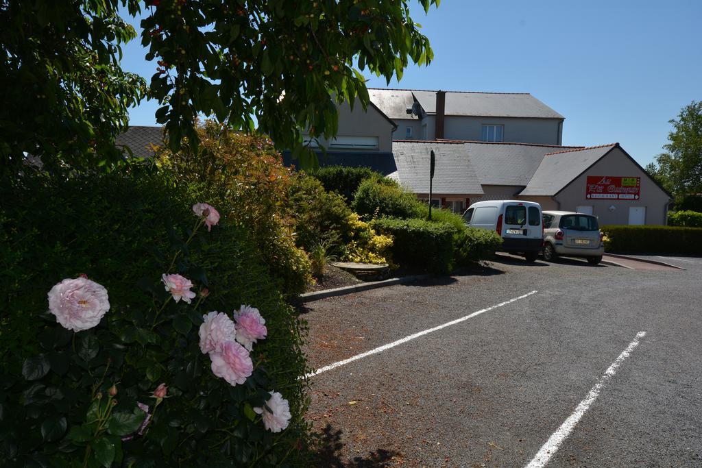 Au P'Tit Quinquin Hotel Le Val-Saint-Pere Exterior photo
